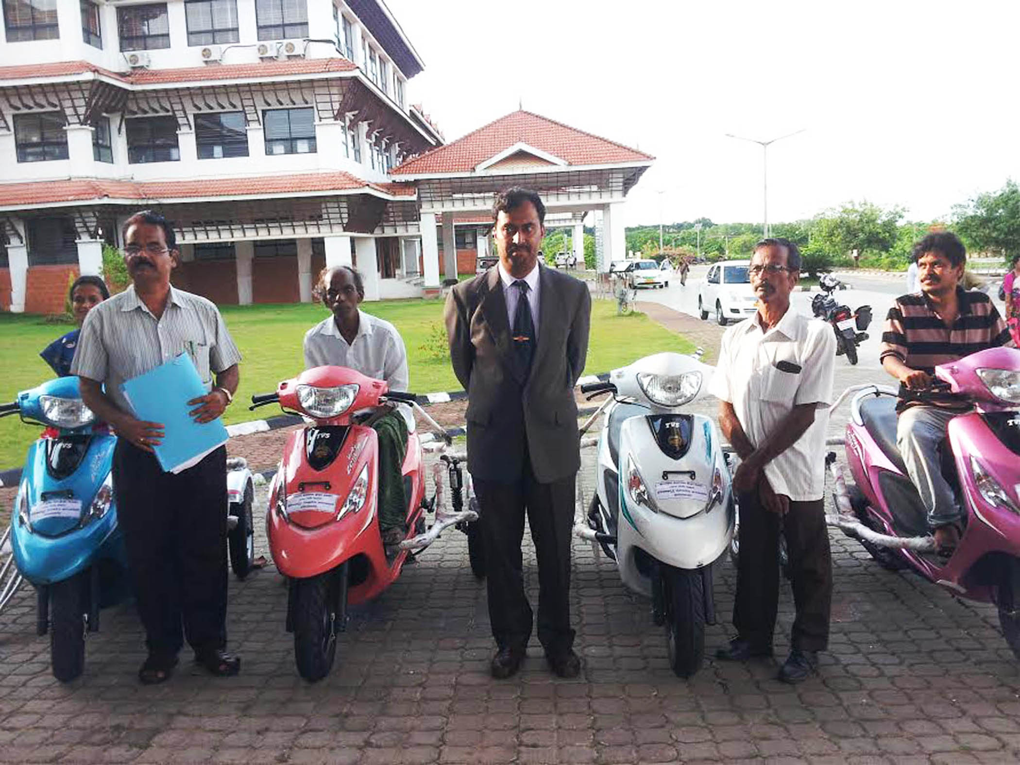 ಯಂತ್ರಚಾಲಿತ ದ್ವಿಚಕ್ರ ವಾಹನ ವಿತರಣೆ